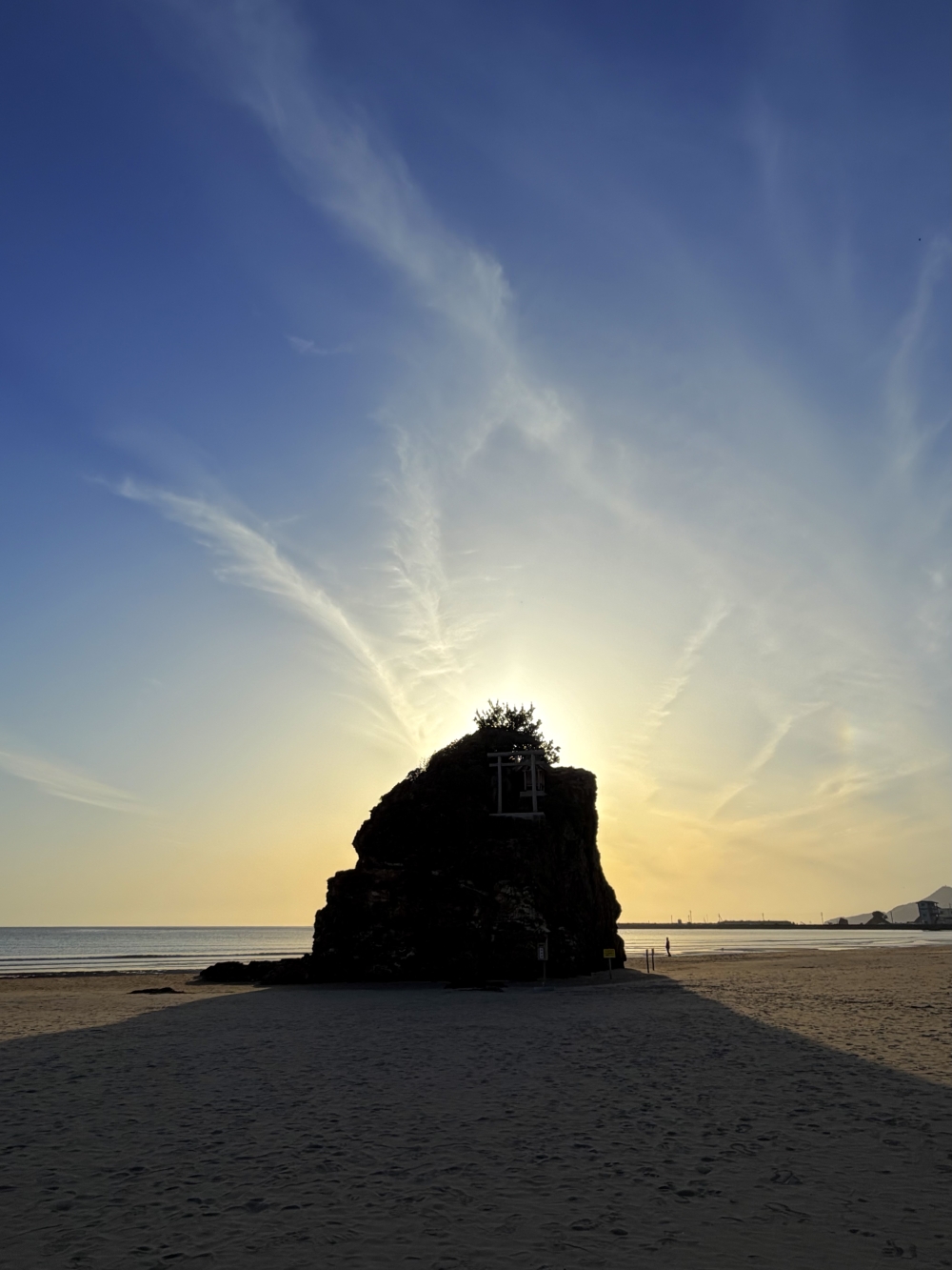 浜の中央に鎮座する弁天島。かつては弁財天を祀っていましたが、現在は豊玉毘古命が祀られています。